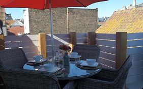 The Rooftop - A Trendy New Apartment With Airconditioning, Large Terrace & Free Parking